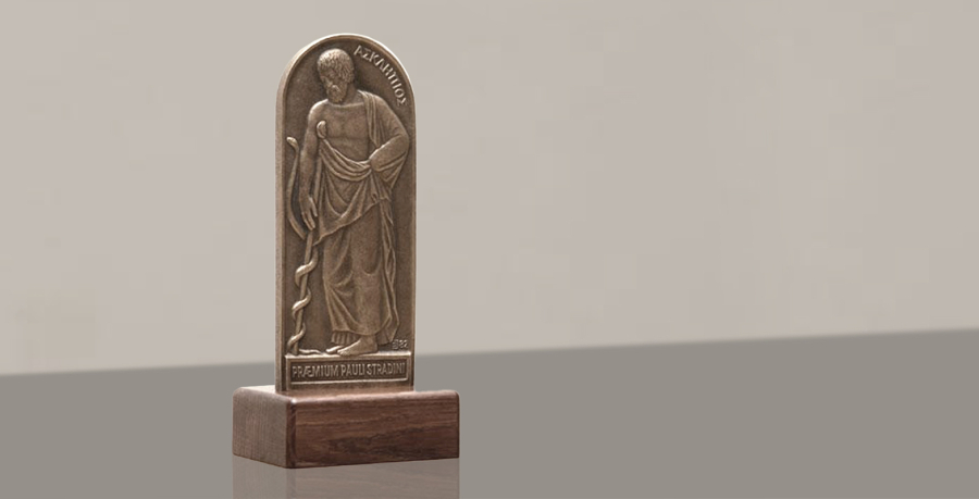 Stāvošas figūras bronzas statuja ar iegravētu tekstu 